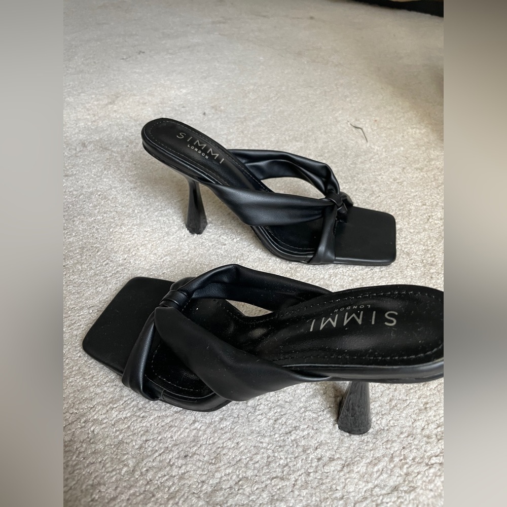 SIMMI London Size 7 Black Heels
